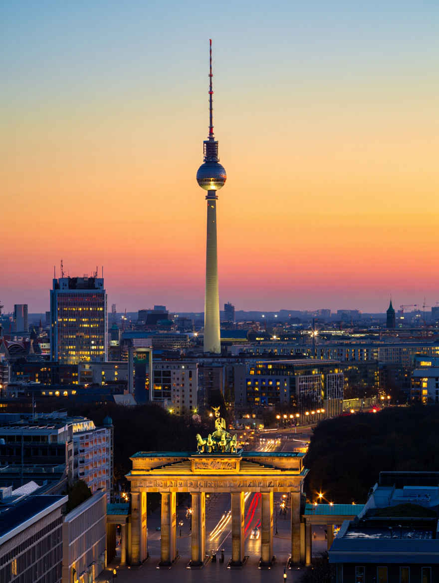 Berliner Skyline mit Fernsehturm und Brandenburger Tor bei Sonnenuntergang