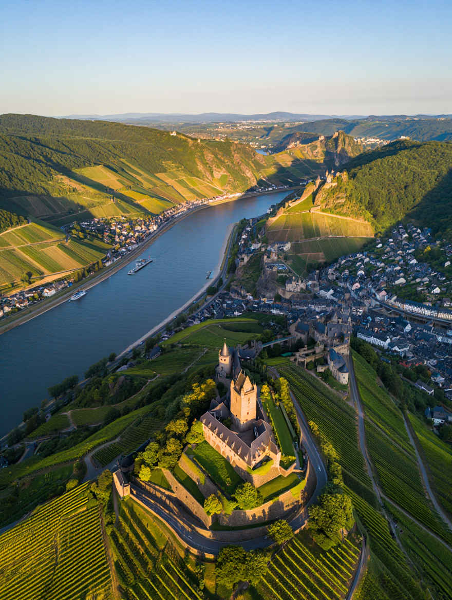 Das romantische Rheintal mit mittelalterlichen Burgen und Weinbergen entlang des Rheins