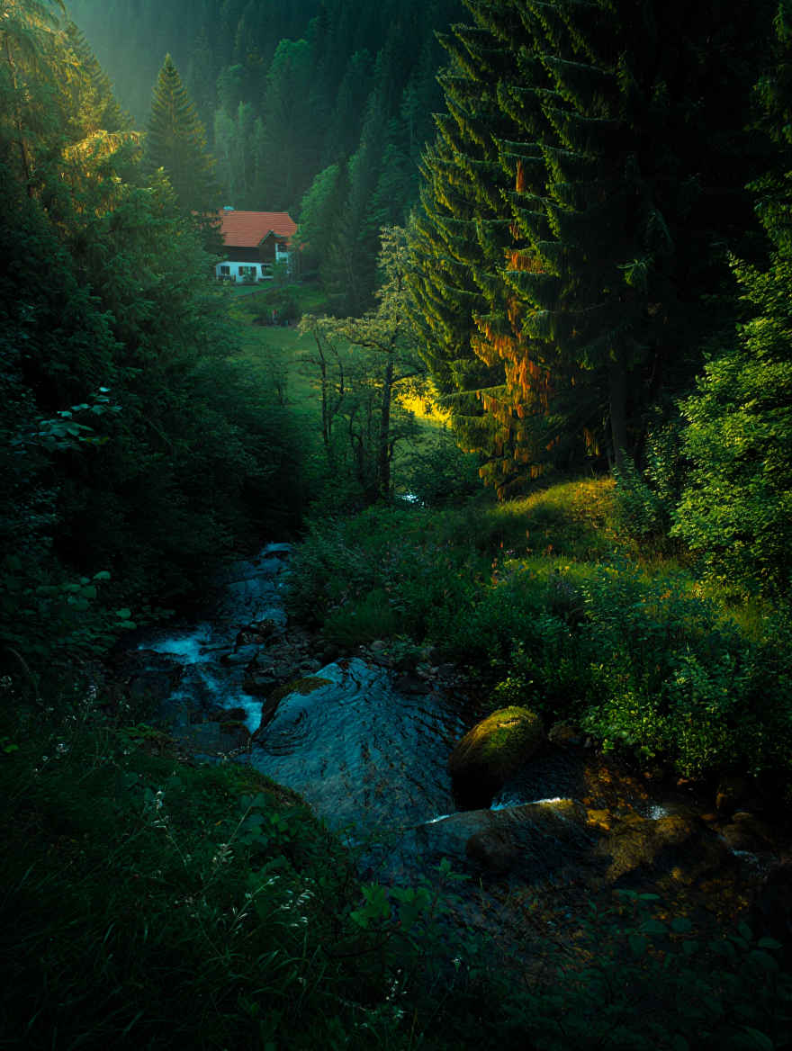Tiefer Schwarzwald mit dichtem Tannenwald, malerischen Dörfern und Wasserfall im Frühling
