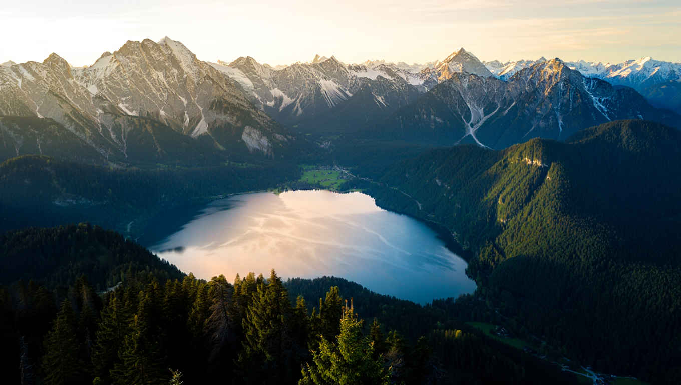 Malerische Landschaft der Deutschen Alpen mit Alpensee und Bergen im Hintergrund